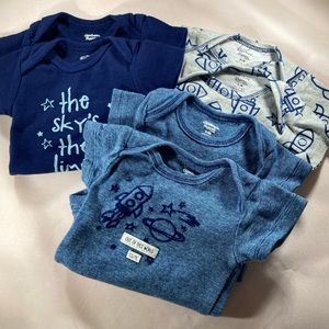Gerber’s organic cotton snap closure body suits (set of 6)